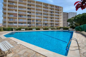 Apartamento con piscina junto a la playa